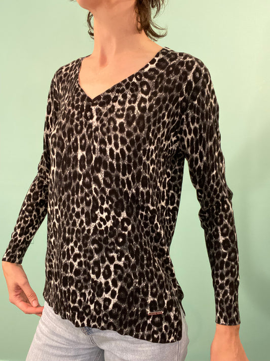 "MICHEAL KORS" BLACK AND GREY LEOPARD PRINT V-NECK SWEATER