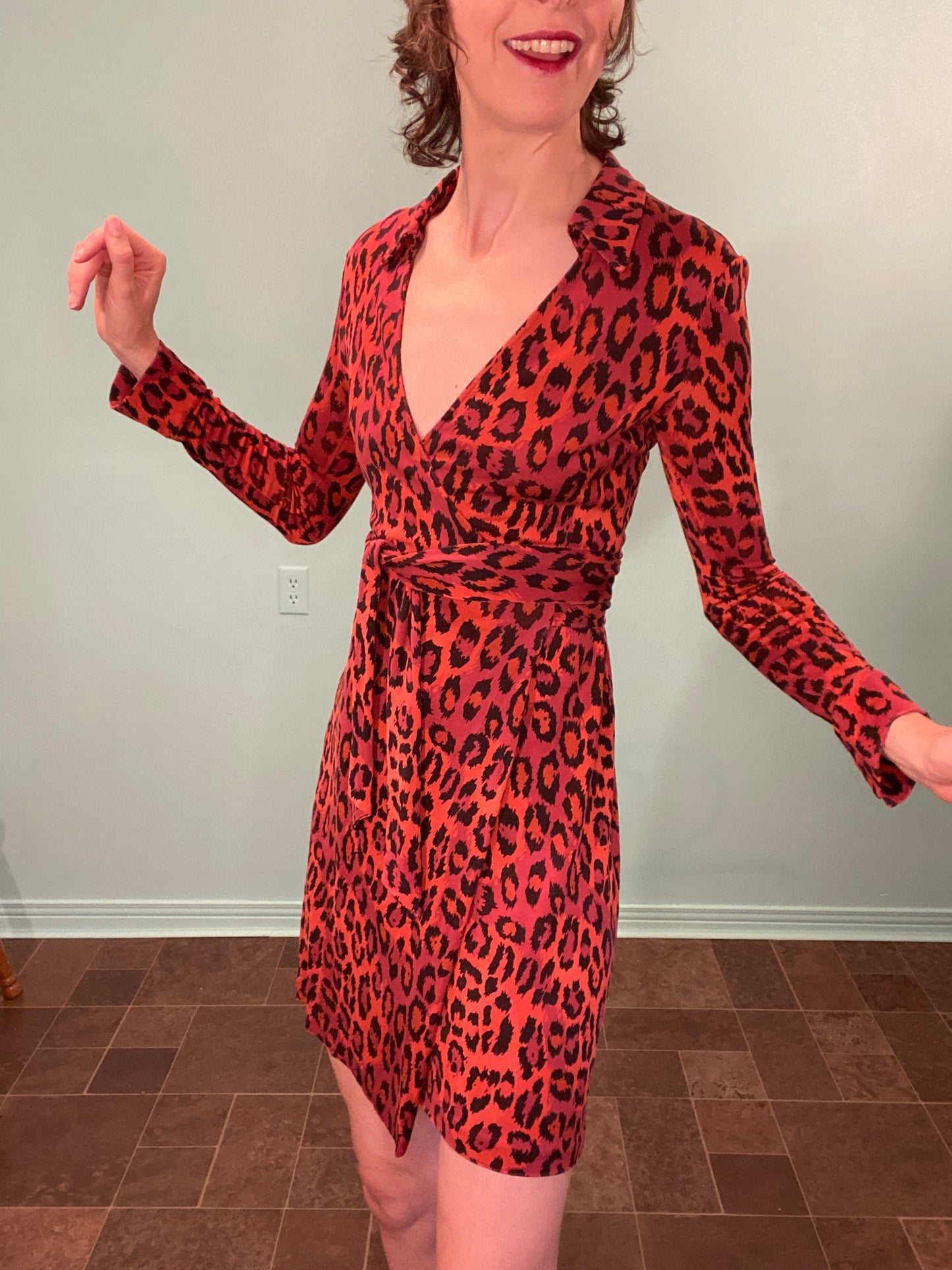 VINTAGE "DIANE VON FURSTENBERG" %100 SILK RED LEOPARD PRINT WRAP DRESS
