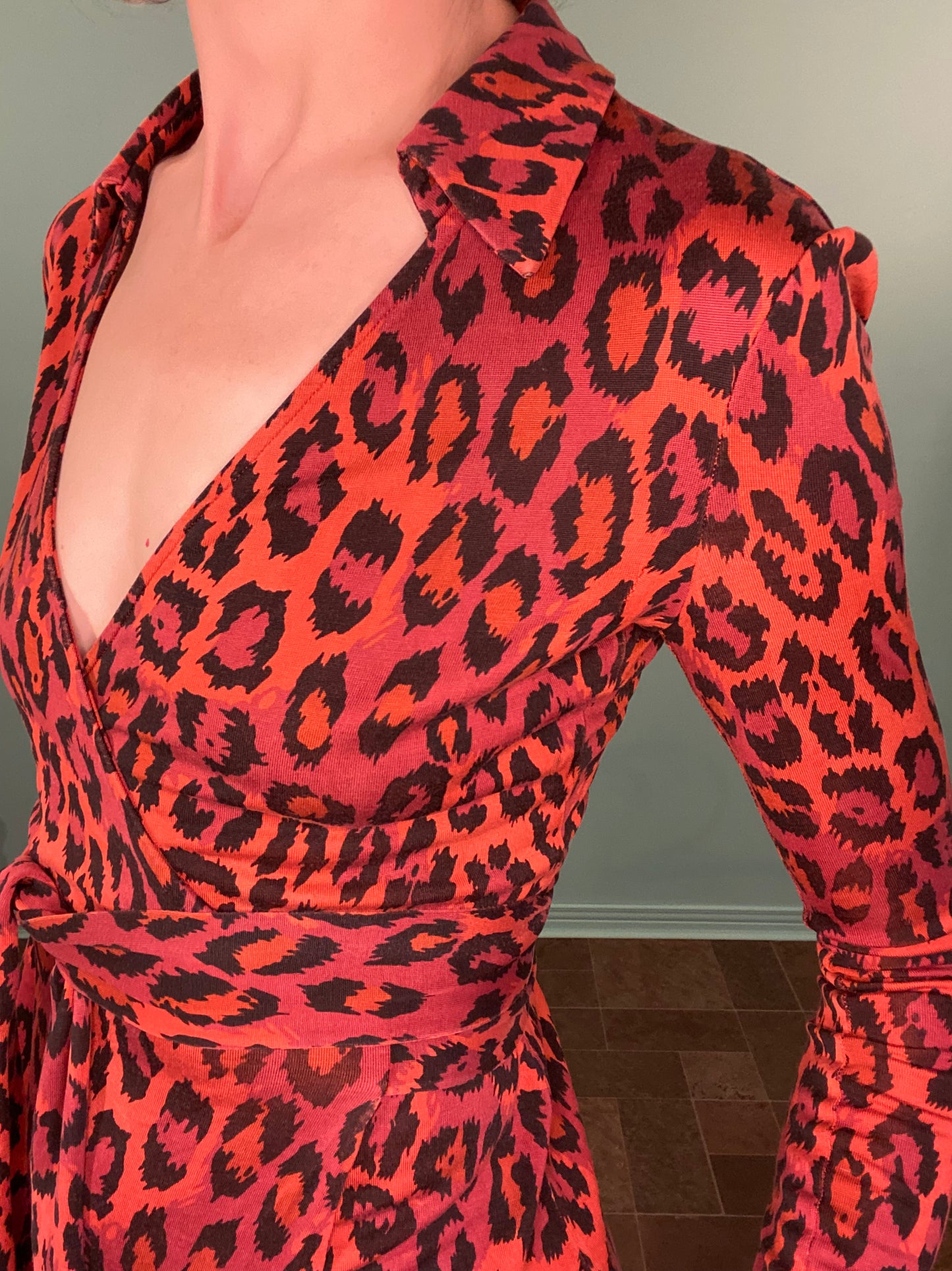 VINTAGE "DIANE VON FURSTENBERG" %100 SILK RED LEOPARD PRINT WRAP DRESS