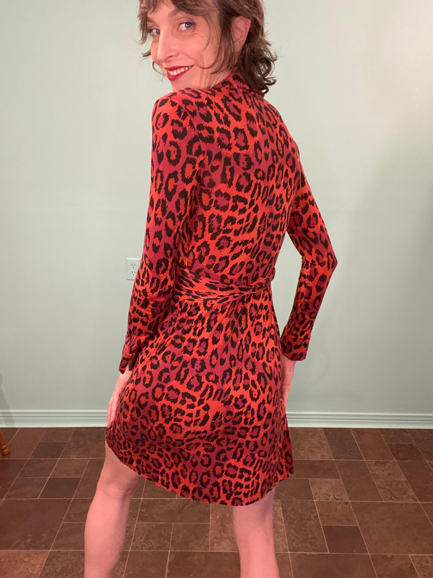 VINTAGE "DIANE VON FURSTENBERG" %100 SILK RED LEOPARD PRINT WRAP DRESS