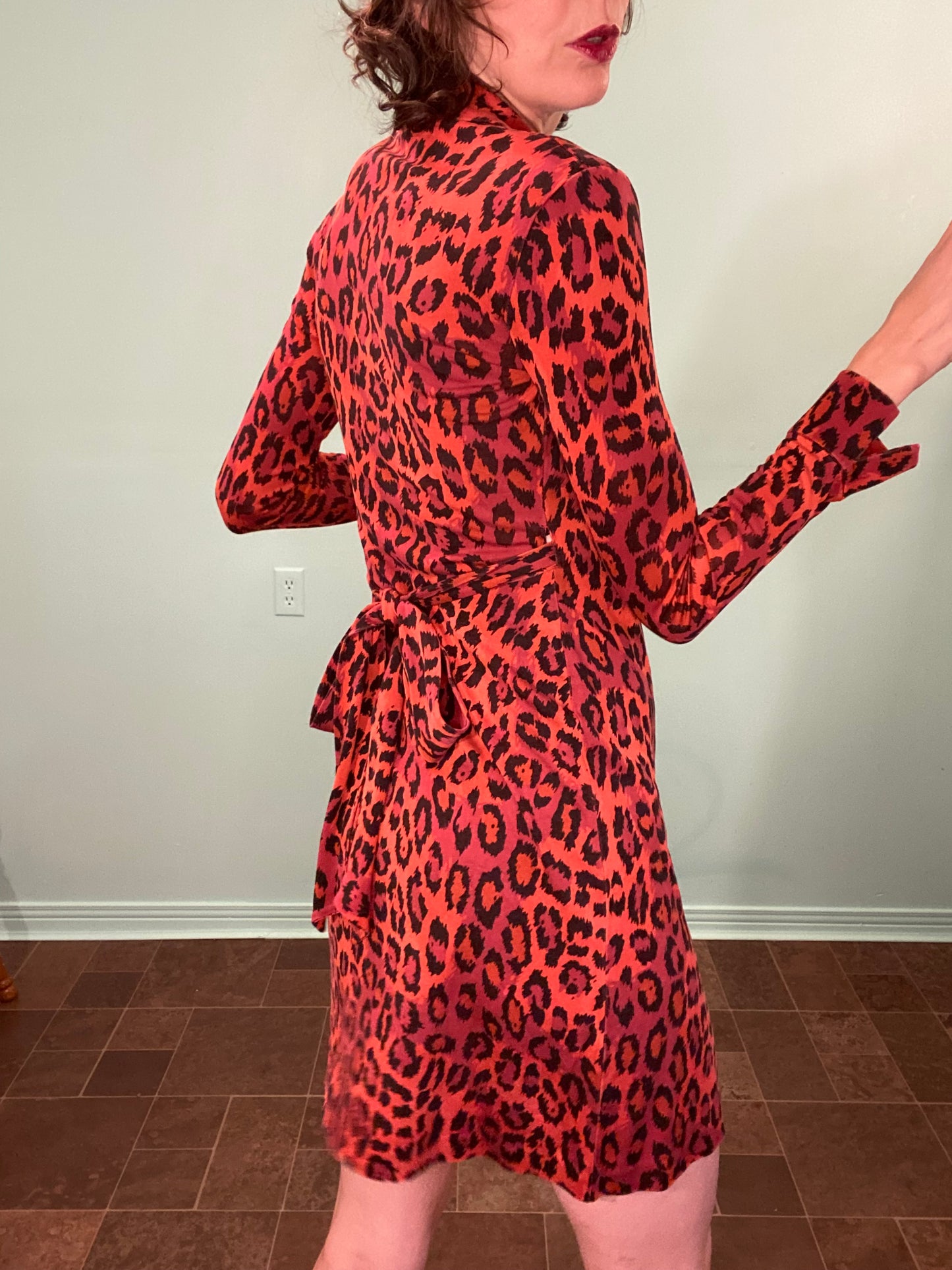 VINTAGE "DIANE VON FURSTENBERG" %100 SILK RED LEOPARD PRINT WRAP DRESS
