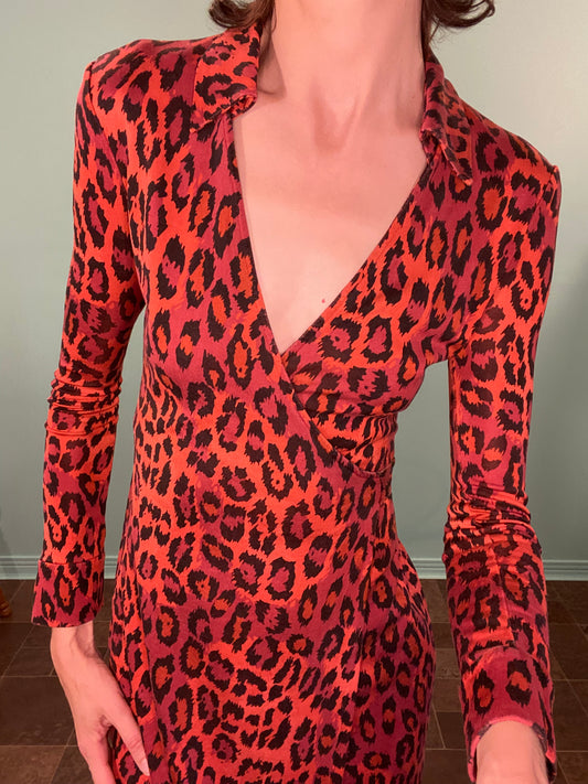 VINTAGE "DIANE VON FURSTENBERG" %100 SILK RED LEOPARD PRINT WRAP DRESS