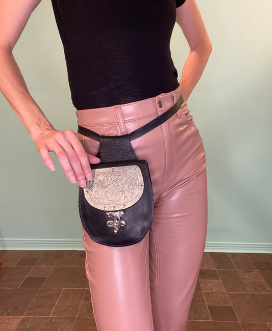 VINTAGE BLACK LEATHER "SPORRAN" BAG