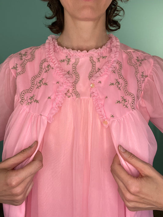 VINTAGE 60'S PINK EMBROIDERED NIGHTY AND SHORT SLEEVED ROBE (MATCHING SET)