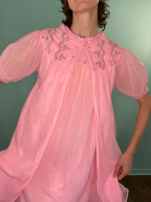 VINTAGE 60'S PINK EMBROIDERED NIGHTY AND SHORT SLEEVED ROBE (MATCHING SET)