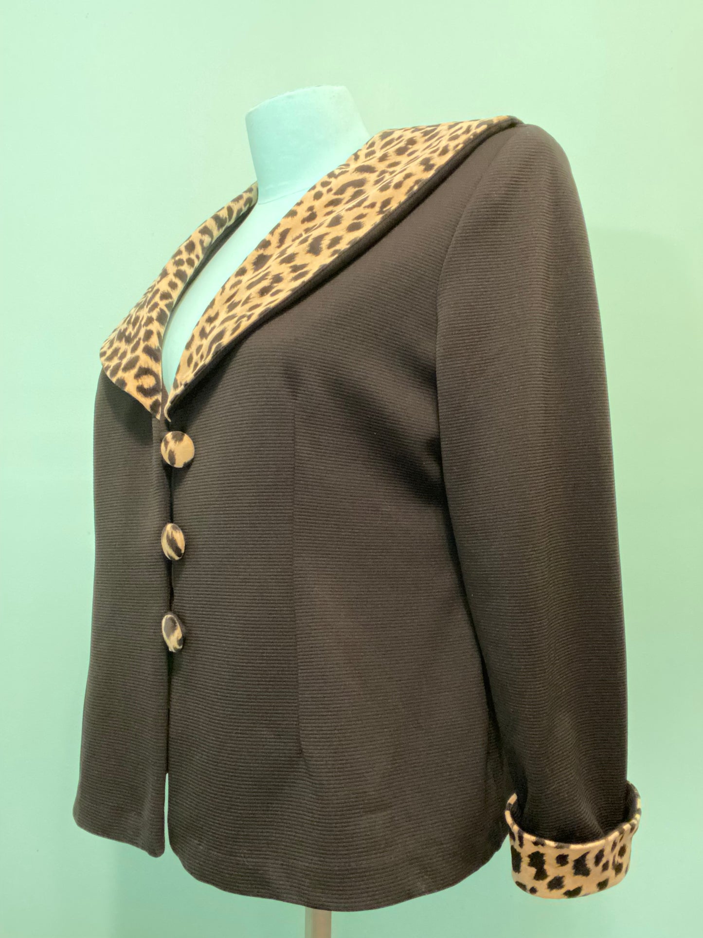 VINTAGE "JDB" BLACK STRETCH BLAZER WITH CHEETAH PRINT COLLAR