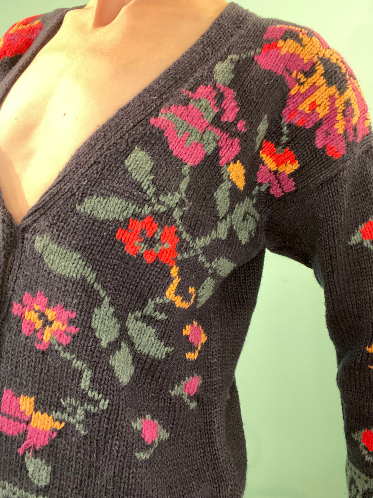 STUNNING VINTAGE "JONES NEW YORK" FLORAL CARDIGAN