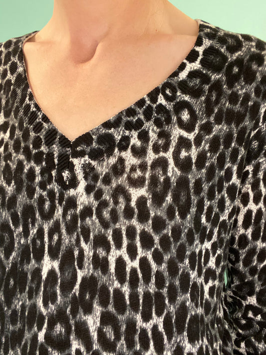 "MICHEAL KORS"  BLACK AND GREY LEOPARD PRINT V-NECK SWEATER