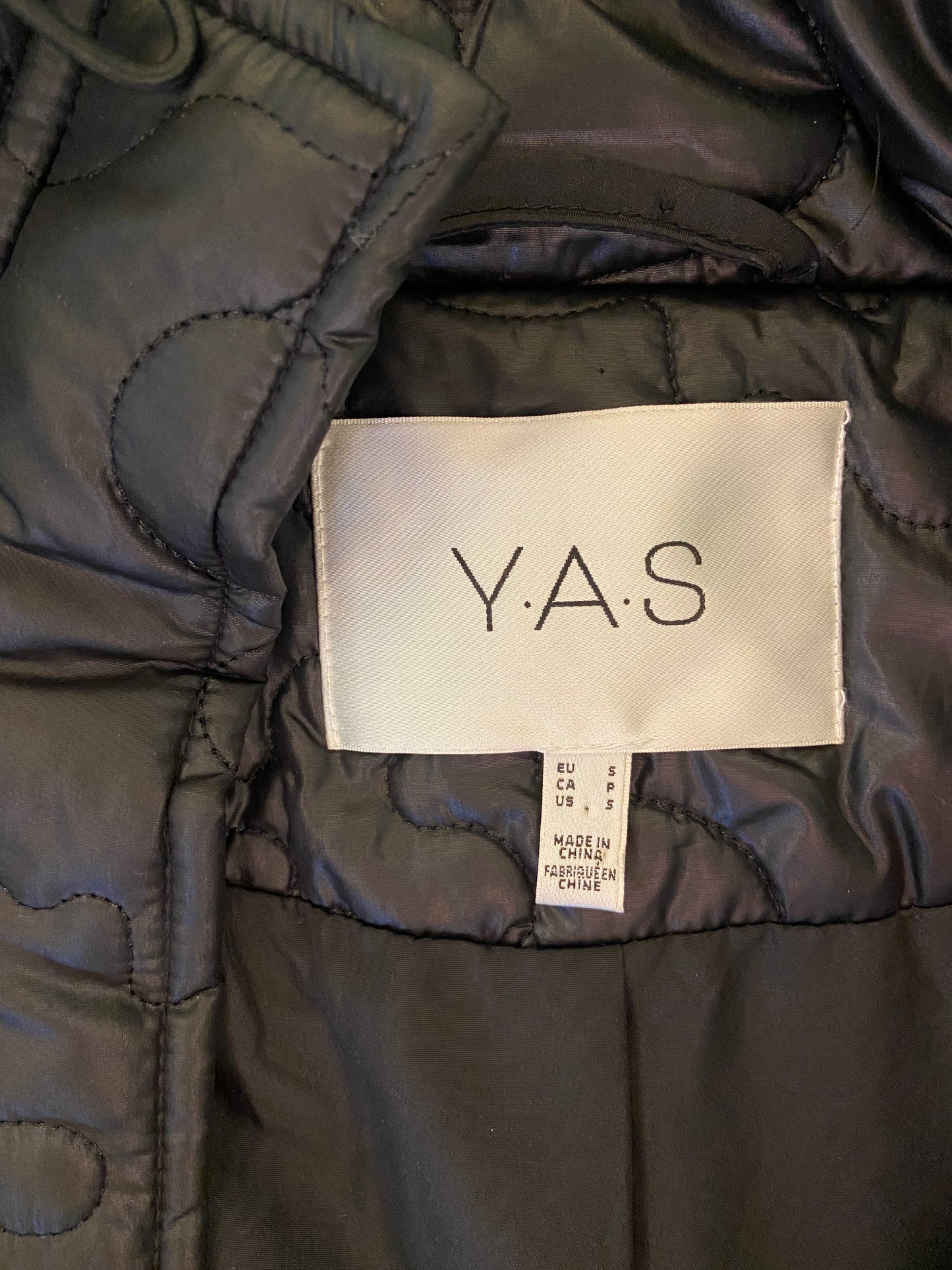 NEW NEVER WORN "YAS" BLACK FLORAL QUILTED COAT