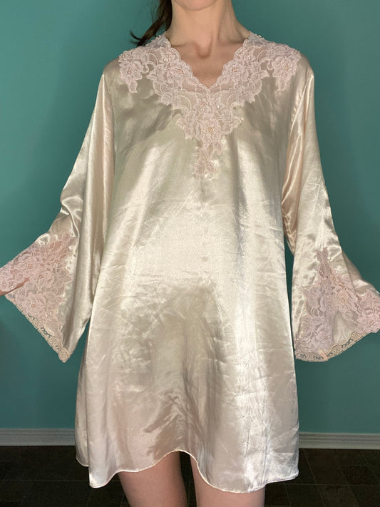 VINTAGE "EATON VANITY FAIR" NIGHTY WITH LACE AND BEADING
