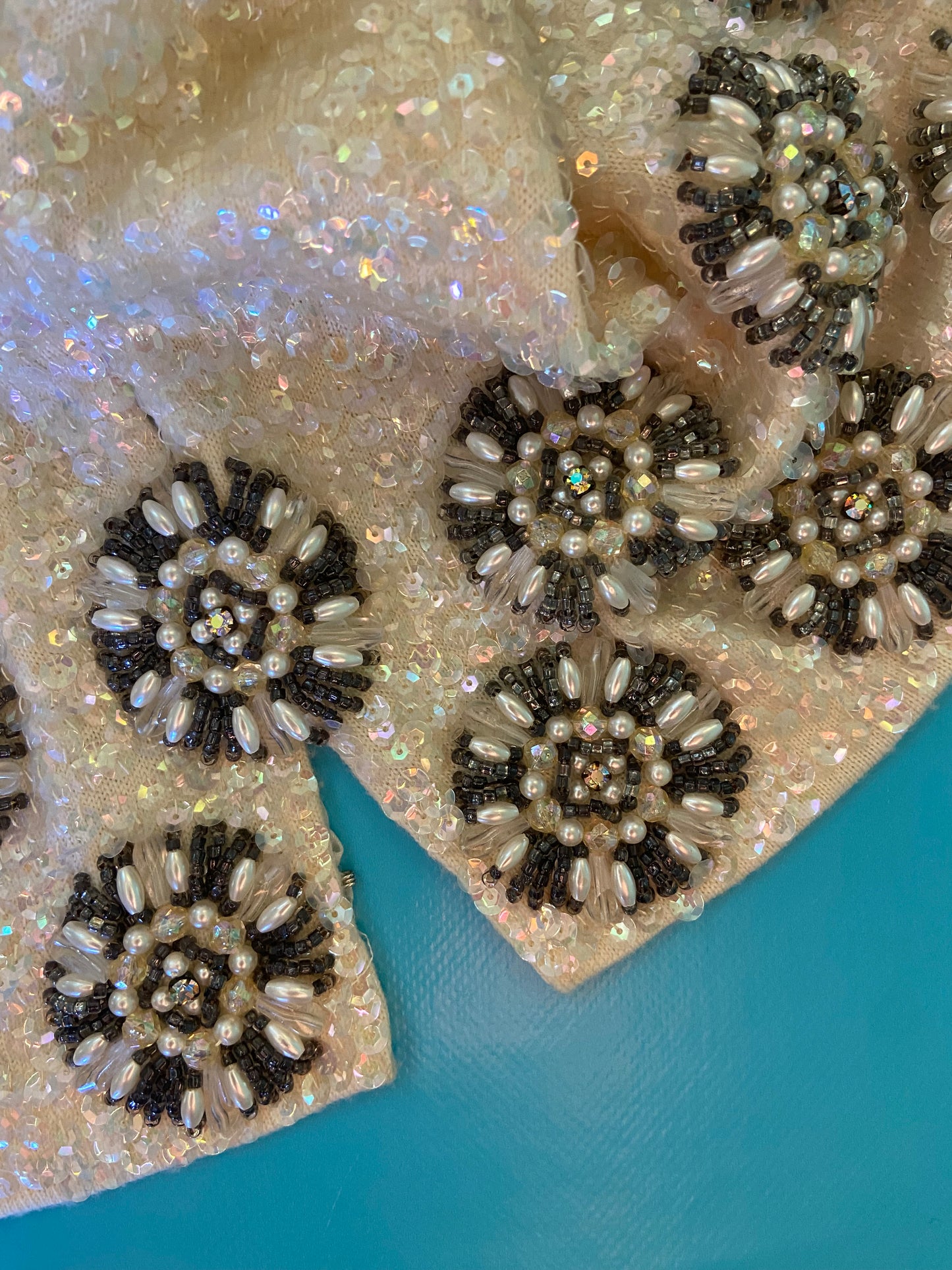 PRISTINE VINTAGE "IMPORTS BY ARISTO" %100 WOOL IVORY SEQUIN TOP